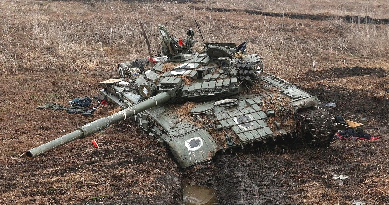 Rosyjskie czołgi znikają w gigantycznych lejach po bombach