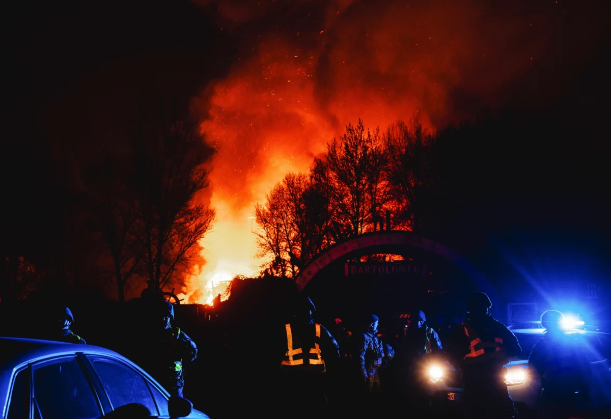 Zmasowany atak dronów na Dniepr w środkowo-wschodniej części Ukrainy przeprowadziła Rosja w środę późnym wieczorem. Serhij Łysak, gubernator obwodu dniepropietrowskiego, Ukraińska Prawda oraz lokalne media podały, że Rosjanie uderzyli w centrum miasta, budynki mieszkalne, sklepy i samochody. Już wiadomo, że wśród poszkodowanych - podobnie jak przed kilkoma dniami w Sumach - są dzieci. Co najmniej trzy osoby zginęły.