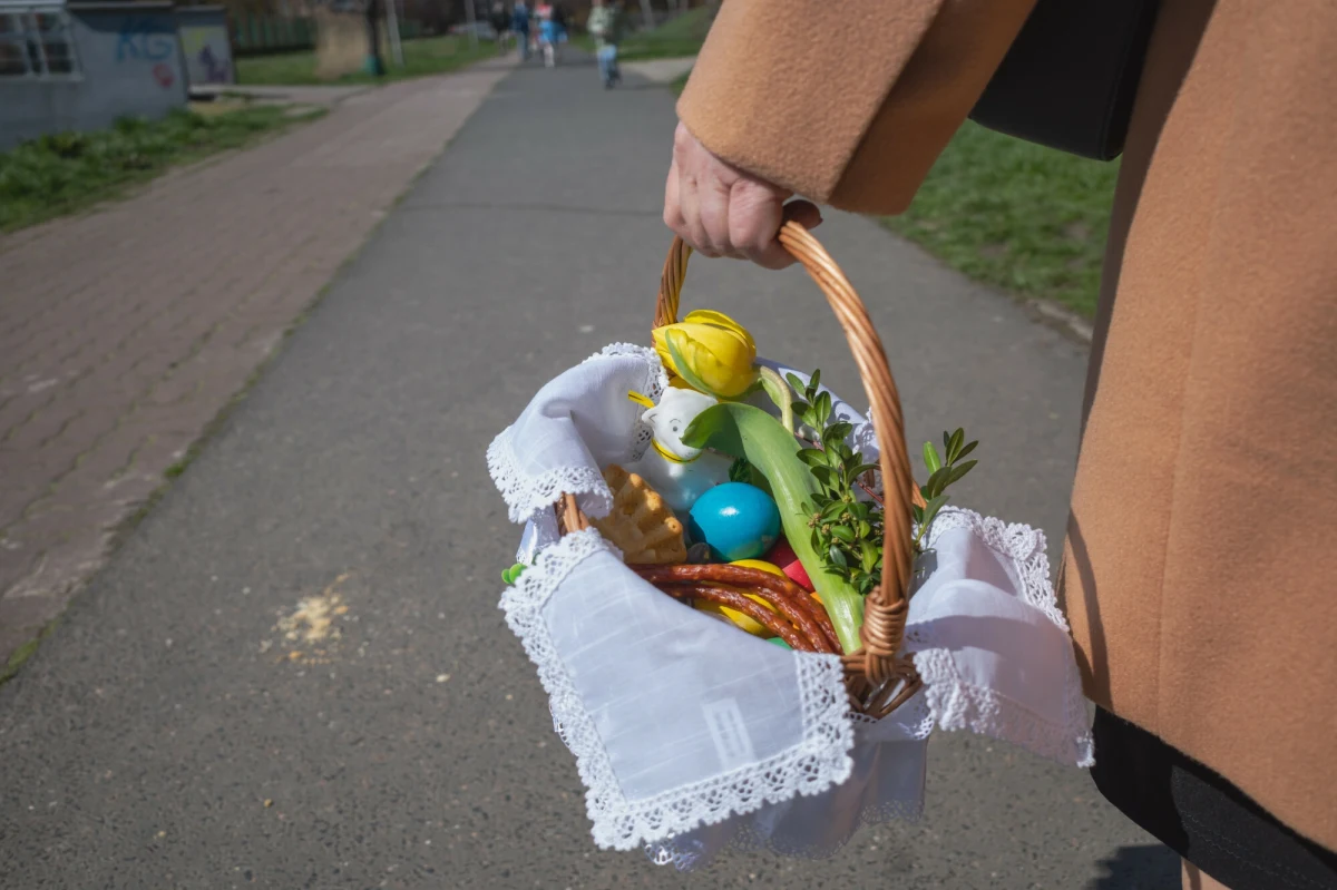 Święta Wielkanocne w 2024 roku obciążą nasze portfele mocniej niż w poprzednim roku. Z najnowszego raportu Centrum Analiz Społeczno-Ekonomicznych (CASE) wynika, że za tradycyjny wielkanocny koszyk zapłacimy o ponad 7 proc. więcej. Sprawdźmy, które produkty najbardziej zdrożały i co nieco staniało.