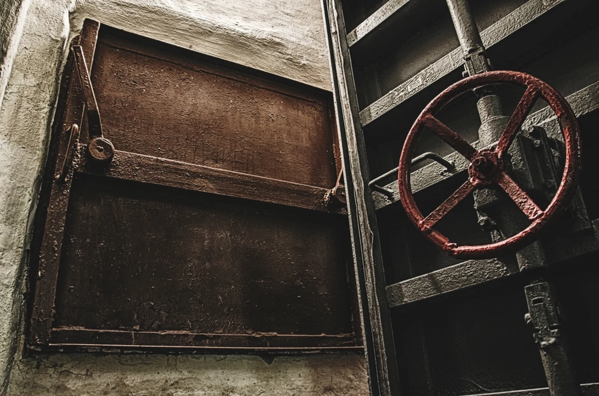 W Warszawie rozgorzała dyskusja wokół planów sprzedaży działki przy ulicy Kłobuckiej, na której znajduje się obiekt, który mógłby służyć jako schron. Radni miejscy alarmują, że decyzja o sprzedaży może być niezgodna z nową ustawą o ochronie ludności i obronie cywilnej. Ratusz odpowiada, zapewniając, że obiekt nie spełnia wymogów, by być uznany za schron.