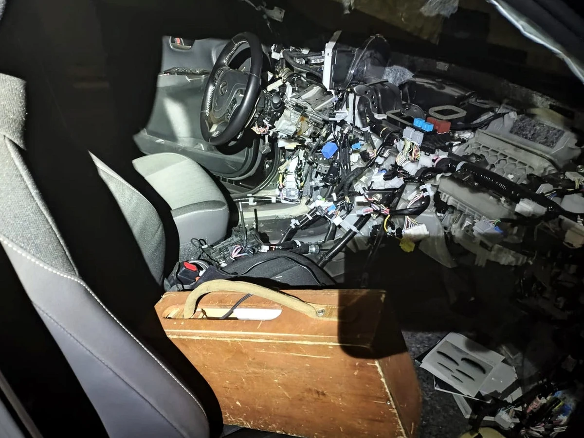 Gang kradnący w Warszawie i okolicach samochody japońskich i koreańskich marek rozbili policjanci ze stołecznego wydziału do walki z przestępczością samochodową. Koło Wołomina na gorącym uczynku zatrzymali szefa grupy, a także trzy kolejne osoby.