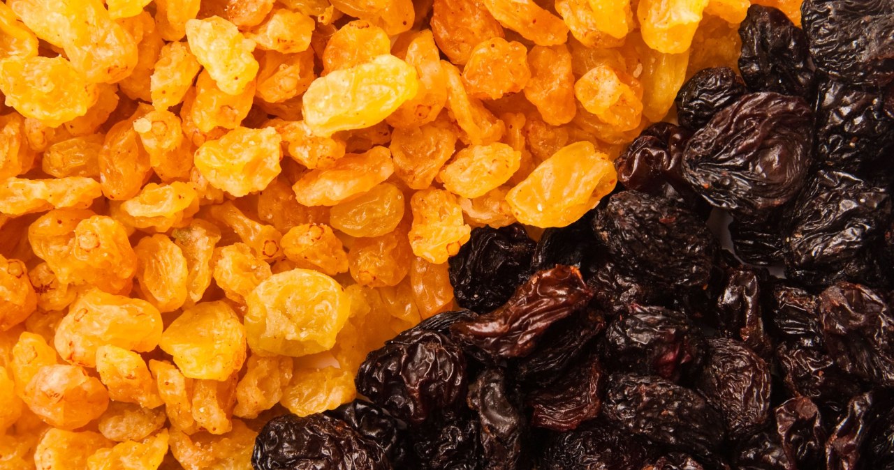 Koktajl pestycydów w rodzynkach z Biedronki i Lidla. Tak tłumaczą się sieci