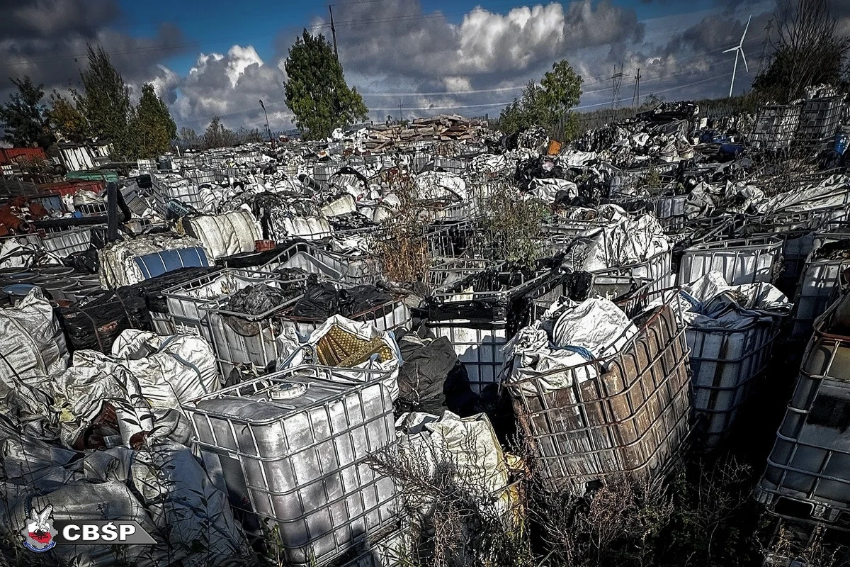 Zatrzymano 46 osób podejrzanych o przynależność do gangu śmieciowego. Zorganizowana grupa przestępcza miała zajmować się nielegalnym obrotem odpadami – w tym niebezpiecznymi i rakotwórczymi. Jak informuje prokuratura, w sprawie postawiono ponad 17 tysięcy zarzutów.