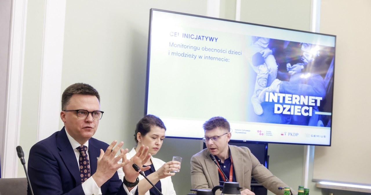 Zakaz telefonów w szkołach. Hołownia: Jeszcze w tym roku