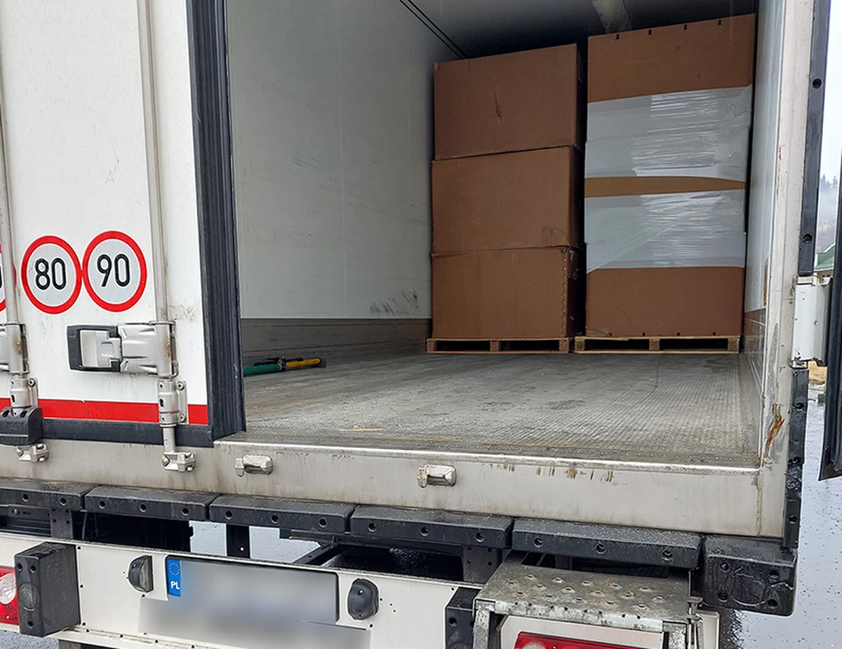 6 ton tytoniu bez polskich znaków akcyzy przejęli funkcjonariusze śląskiej Krajowej Administracji Skarbowej. Ładunek o wartości 5,2 mln zł wwiózł do kraju drogą S1 od strony Słowacji polski kierowca – podała w czwartek katowicka Izba Administracji Skarbowej (IAS).