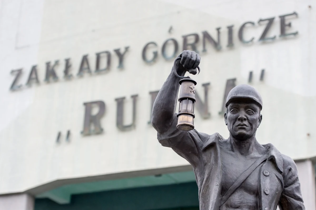 Tragedia w kopalni Rudna koło Polkowic (woj. dolnośląskie). W jednym z podziemnych korytarzy skały przygniotły 41-latka. Życia mężczyzny nie udało się uratować. Prokuratura i specjalna komisja badają okoliczności sprawy.