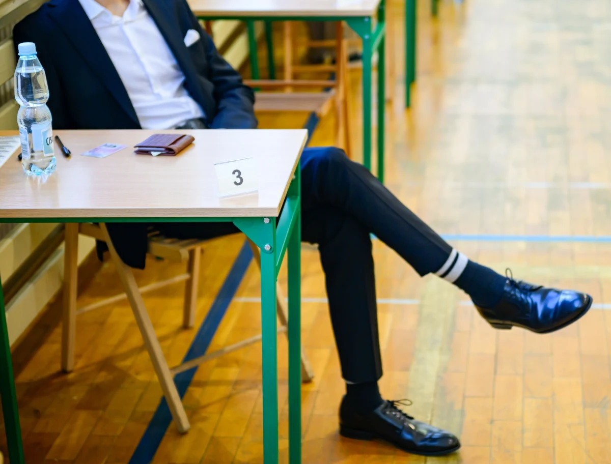 Matura 2025 zbliża się wielkimi krokami. Centralna Komisja Egzaminacyjna przedstawiła najnowsze dane na temat tego, ilu absolwentów przystąpi do egzaminu maturalnego w 2025 roku. Wiemy też, które przedmioty są najchętniej wybierane przez maturzystów. 