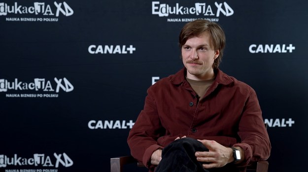 „Edukacja XD” to kontynuacja „Emigracji XD”. Tym razem Malcolm (Tomasz Włosok) i Stomil (Michał Balicki) przeprowadzą się do Warszawy. Z okazji premiery mieliśmy okazję porozmawiać z Tomaszem Włosokiem o jego bohaterze, współpracy z pozostałymi aktorami i nie tylko.