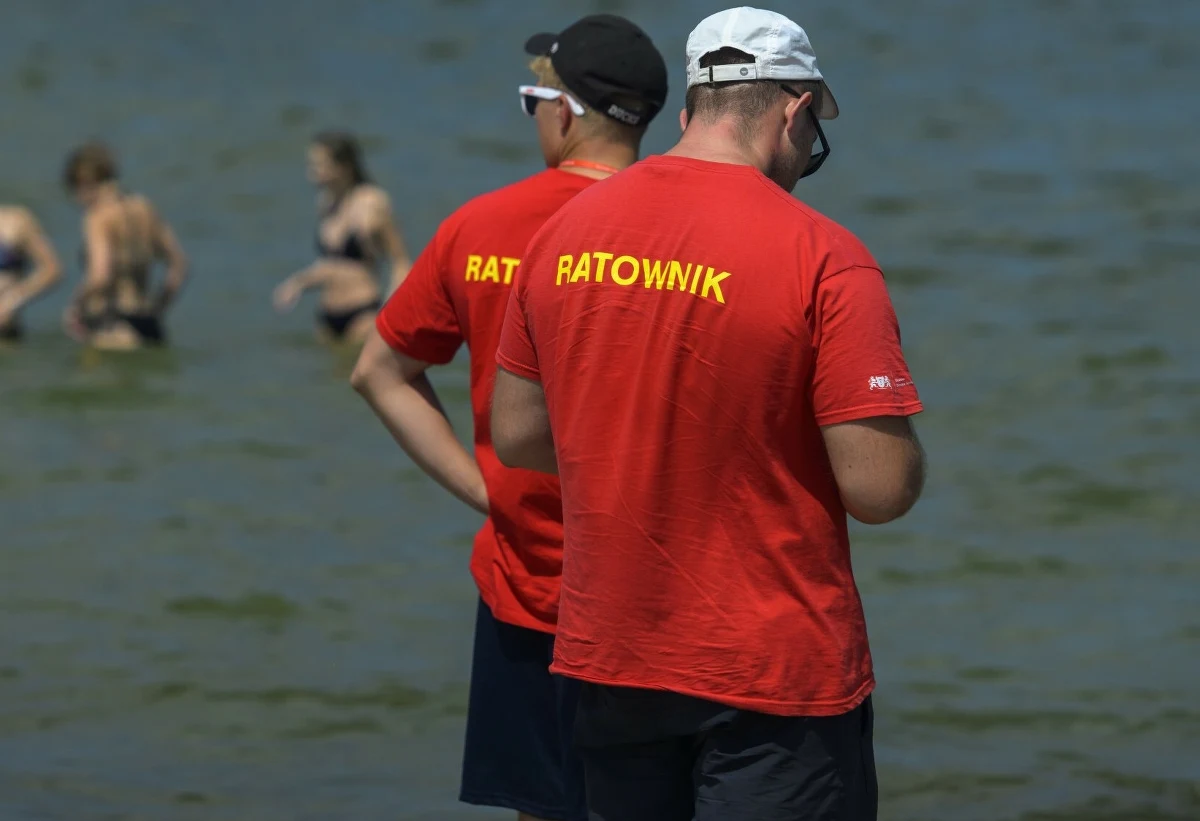Zarzuty niedopełnienia obowiązków i nieumyślnego spowodowania śmierci usłyszało dwoje ratowników pełniących dyżur na miejskim kąpielisku nad jeziorem Sajmino. Do dramatycznego zdarzenia doszło w upalne sierpniowe popołudnie 2023 roku.