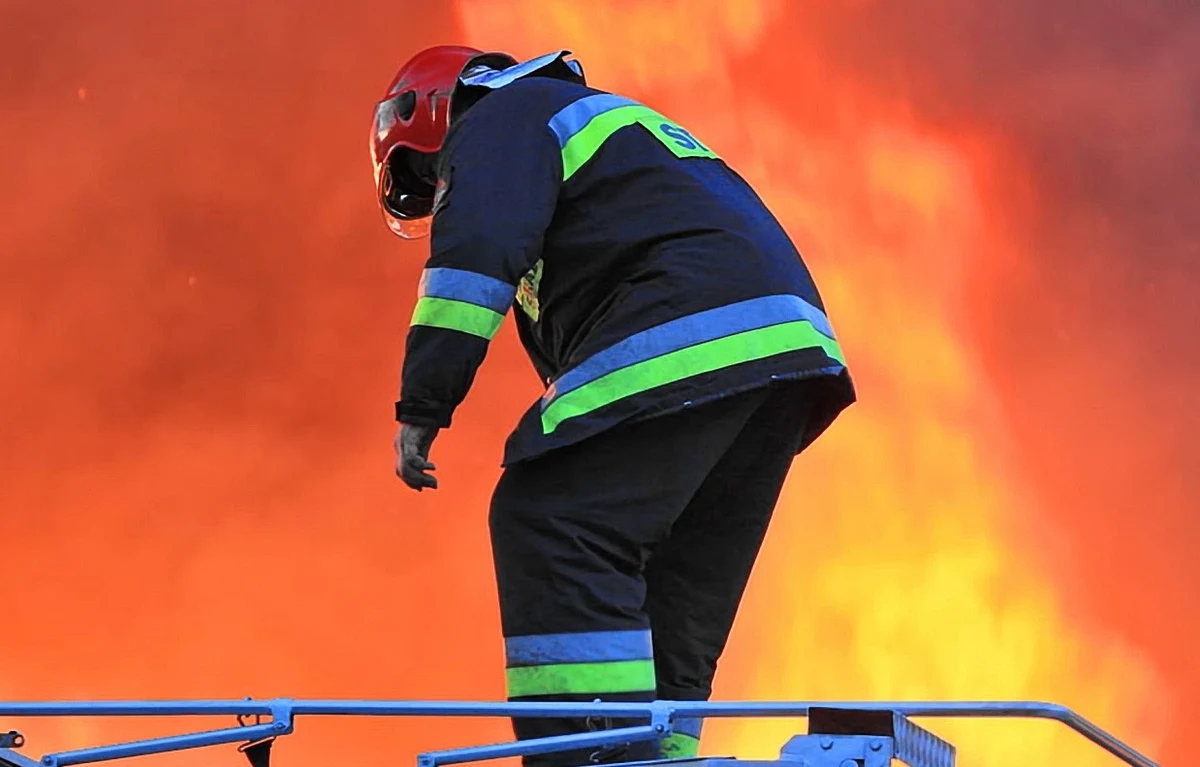 Strażacy, wezwani do pożaru w jednym z domów w Żelazkowie (woj. wielkopolskie), odkryli ciała dwóch osób. Jak się okazało, 71-letnia kobieta została zamordowana przez swojego byłego męża, 64-letniego Józefa K., który następnie popełnił samobójstwo.