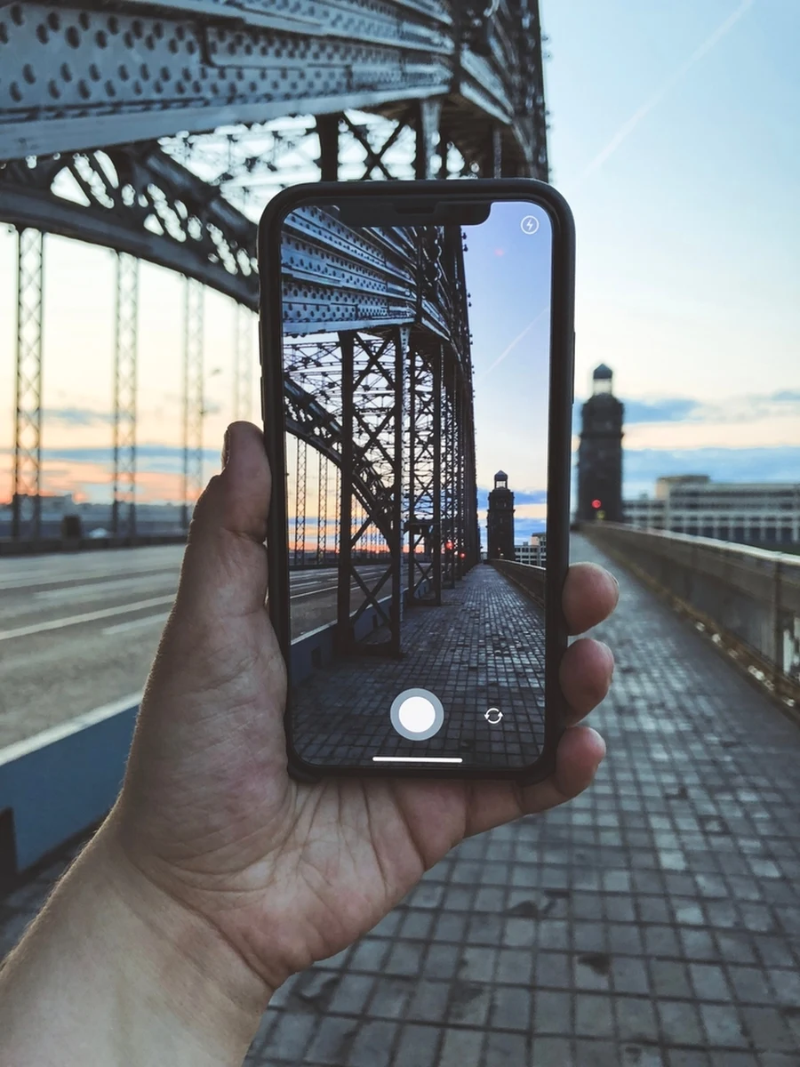 W branży wideo oraz fotograficznej coraz większą popularność zyskują inteligentne telefony, które zastępują standardowe oraz bardziej zaawansowane aparaty fotograficzne i kamery cyfrowe HD, a nawet 4K. Oczywiście wśród takich urządzeń ugruntowaną pozycją cieszą się produkty marki Apple. Telefony iPhone posiadają wiele cech docenianych przez osoby aspirujące do amatorskiego oraz zaawansowanego robienia zdjęć. Warto przyjrzeć się tym modelom iPhone’ów, które posiadają najlepsze aparaty!