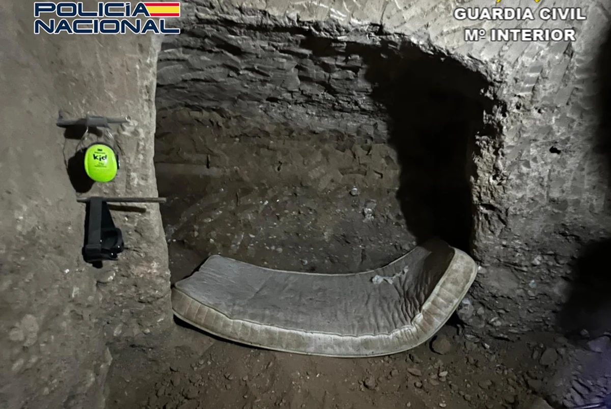 ​Przestępcy potrafią zaskoczyć swoją pomysłowością. Udowadnia to nagranie udostępnione niedawno przez hiszpańskie służby, które zlokalizowały i zlikwidowały podziemną strzelnicę. Jak dodano, pierwszą tego typu w kraju.