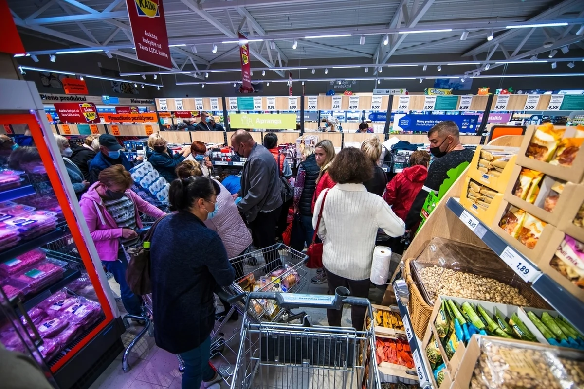 W okresie przedświątecznym wiele osób zastanawia się, gdzie lepiej zrobić zakupy. Odpowiedź może zaskoczyć, bo okazuje się, że za niektóre produkty spożywcze w Polsce zapłacimy więcej niż w Niemczech. Tak wynika z porównania cen przeprowadzonego przez "Deutsche Welle" w sklepach w Warszawie i Bonn.