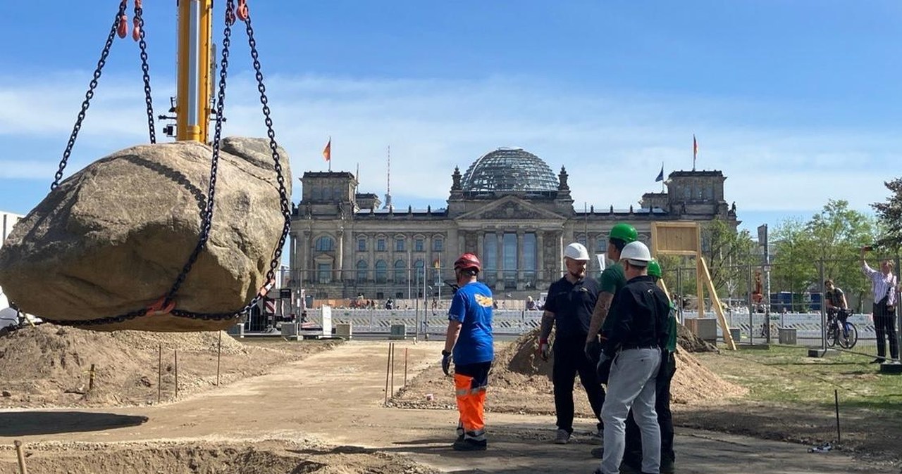 Deutsche Welle: Przed Bundestagiem stanął głaz dla Polski. "To wyraz zniecierpliwienia"