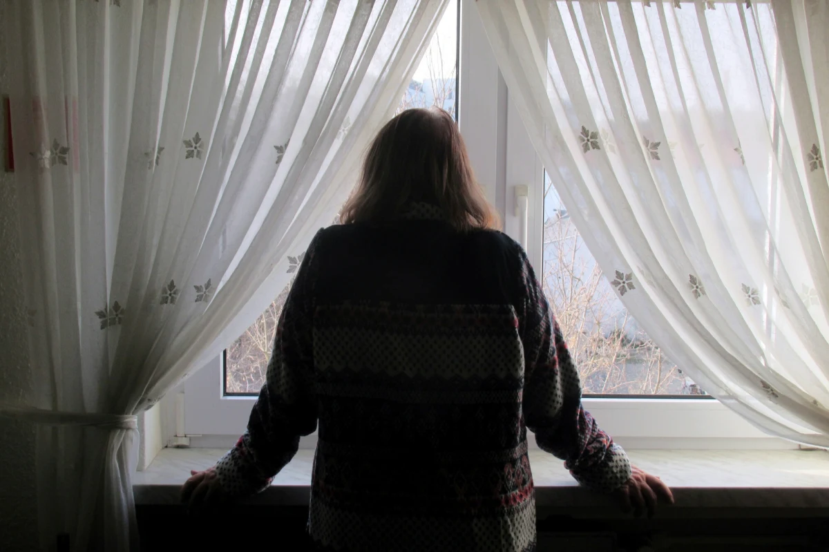 Aż połowa dorosłych Polaków może doświadczać przewlekłej samotności – wynika z ogólnopolskich badań przeprowadzonych przez naukowców z Katedry Psychiatrii Uniwersytetu Medycznego we Wrocławiu. Najbardziej narażone są kobiety, młodzi dorośli i osoby starsze. Problem nie wynika z miejsca zamieszkania czy zarobków, ale ma silne powiązania z emocjami i jakością relacji społecznych.