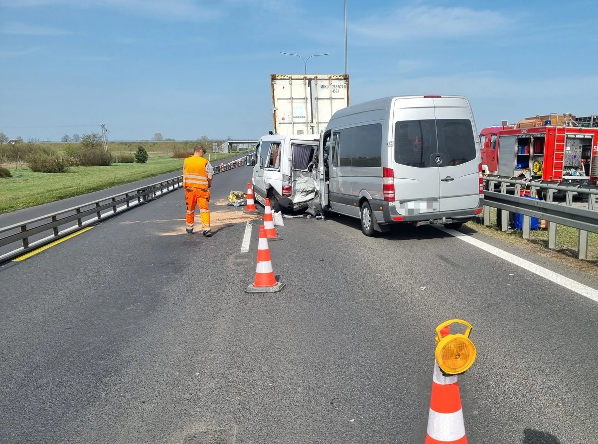 16 osób zostało poszkodowanych w zderzeniu trzech pojazdów, w tym ciężarówki i dwóch busów, na pomorskim odcinku autostrady A1. Dziewięć osób trafiło do szpitali; na miejscu lądowały dwa śmigłowce LPR.
