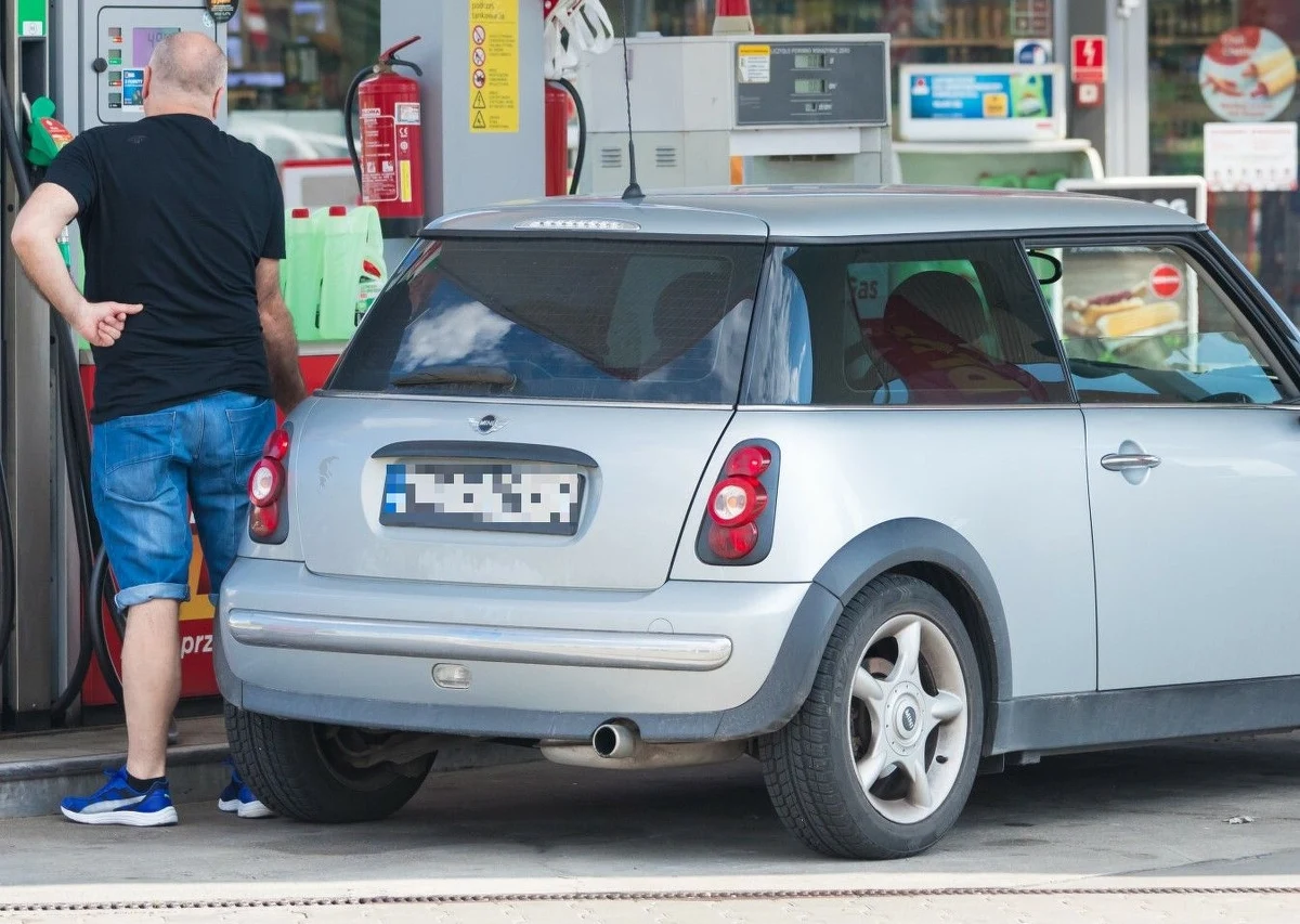 To będą najtańsze Święta Wielkanocne na stacjach benzynowych od lat. Analitycy Reflex wyjaśniają, że w skali tygodnia zarówno benzyna, jak i diesel potaniały średnio o 6 gr za litr. Kolejne spadki cen możliwe są w przyszłym tygodniu.