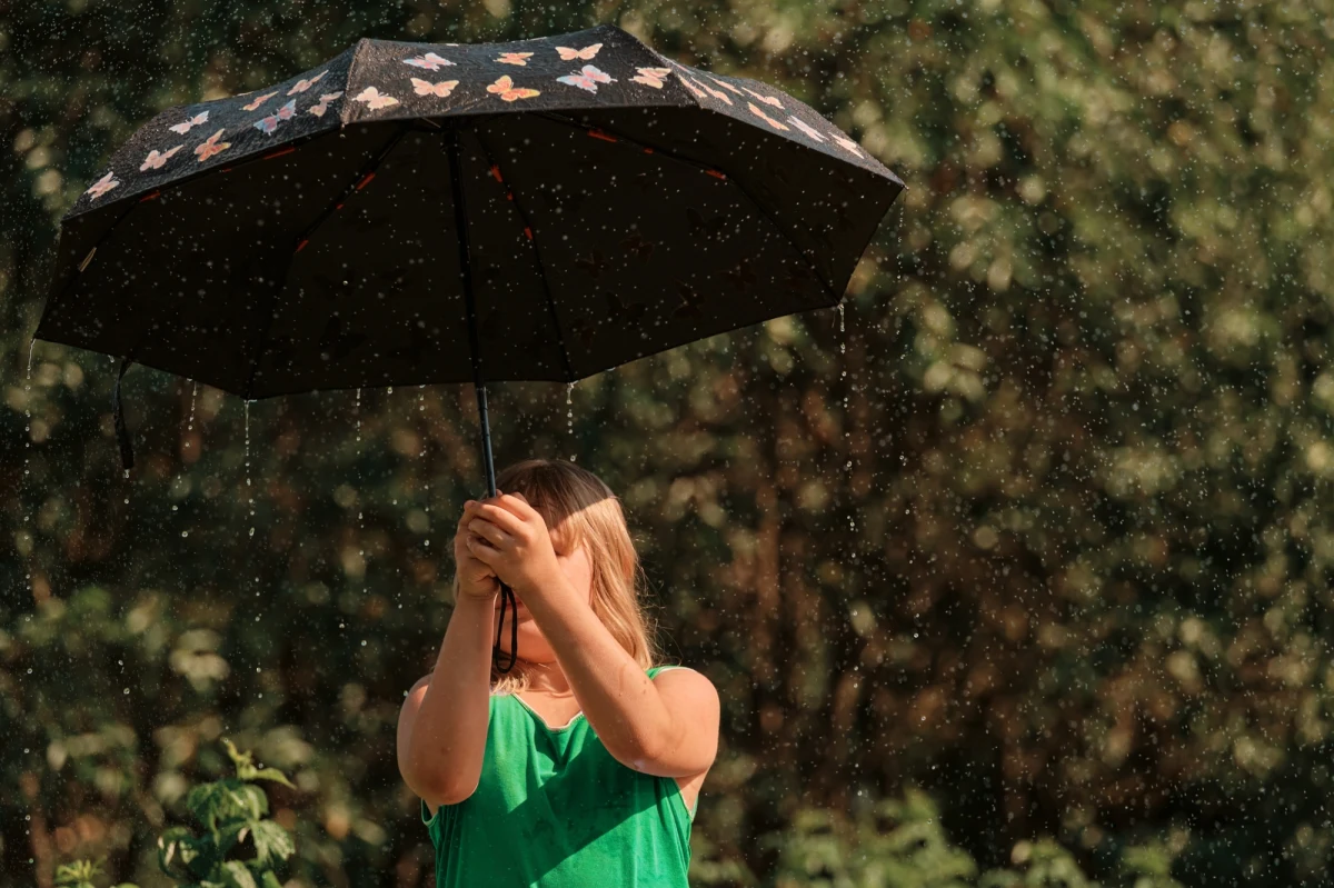 Synoptycy nie mają wątpliwości - od piątku nadchodzi pogorszenie pogody. Będzie chłodniej, wietrznie i deszczowo. Prognozowane są również burze, podczas których spadnie do 20 mm deszczu. Instytut Meteorologii i Gospodarki Wodnej przedłużył też obowiązywanie ostrzeżenia I stopnia przed silnym wiatrem dla pasa Sudetów.