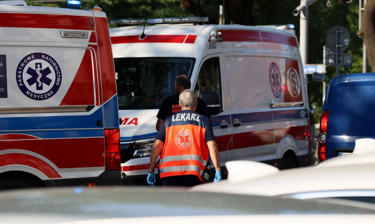 Do niebezpiecznego zdarzenia doszło w Warszawie. Tramwaj potrącił kobietę, która przechodziła na czerwonym świetle, przy przystanku PKP Rakowiec. Są utrudnienia w działaniu komunikacji miejskiej. 