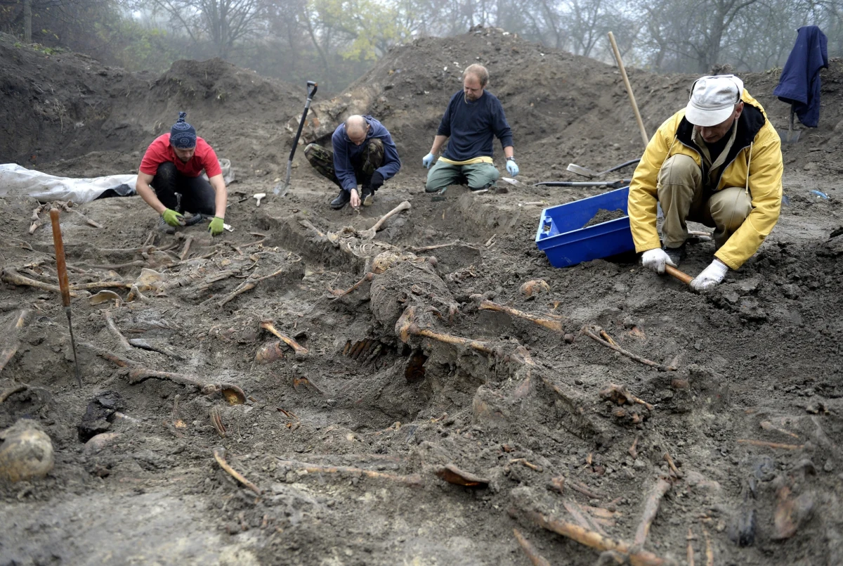 24 kwietnia rozpoczną się prace ekshumacyjne w Puźnikach na Ukrainie, gdzie podczas zbrodni wołyńskiej zginęli polscy obywatele - poinformował w czwartek wiceszef MKiDN Maciej Wróbel. "Chcemy ustalić wszystkie ofiary dramatycznej nocy z 1945 r. i dokonać godnego pochówku" - powiedział polityk.