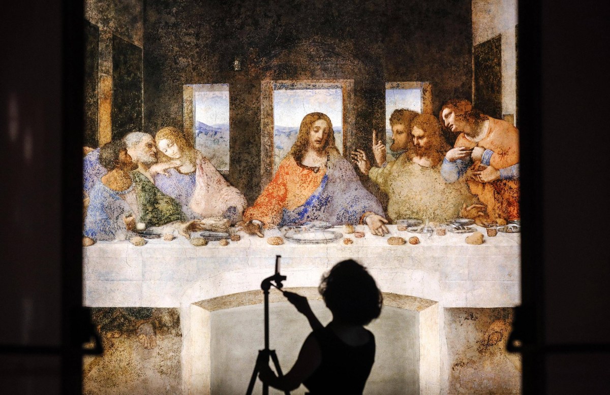 Wielki Czwartek w Kościele katolickim jest obchodzony jako pamiątka ustanowienia przez Jezusa sakramentów kapłaństwa i Eucharystii podczas ostatniej wieczerzy. Jednym z najbardziej znanych dzieł sztuki, które upamiętnia ten moment, jest właśnie "Ostatnia Wieczerza" Leonarda da Vinci. Obecnie malowidło ścienne znajduje się w refektarzu, czyli w dawnej jadalni klasztoru dominikanów przy bazylice Santa Maria delle Grazie w Mediolanie. Da Vinci stworzył dzieło w latach 1494-1498 na zamówienie księcia Mediolanu Ludwika Sforzy. "Zaryzykowałabym groźne stwierdzenie, że może nie był dobrym malarzem. Nie w sensie artystycznym, ale w sensie technologicznych eksperymentów, które często kończyły się źle" - mówi w rozmowie z Krzysztofem Urbaniakiem w Radiu RMF24  dr Magdalena Łanuszka, historyk sztuki, autorka bloga "Posztukiwania". 