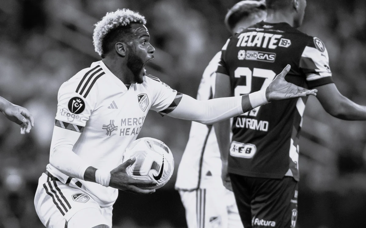 Tragiczne wiadomości napłynęły z Chin. Napastnik reprezentacji Gabonu, Aaron Boupendza, wypadł z 11. piętra budynku. Jego życia nie udało się uratować. Miał 28 lat. Na swoim koncie miał tytuł króla strzelców ligi tureckiej oraz 35 występów w barwach narodowych. 