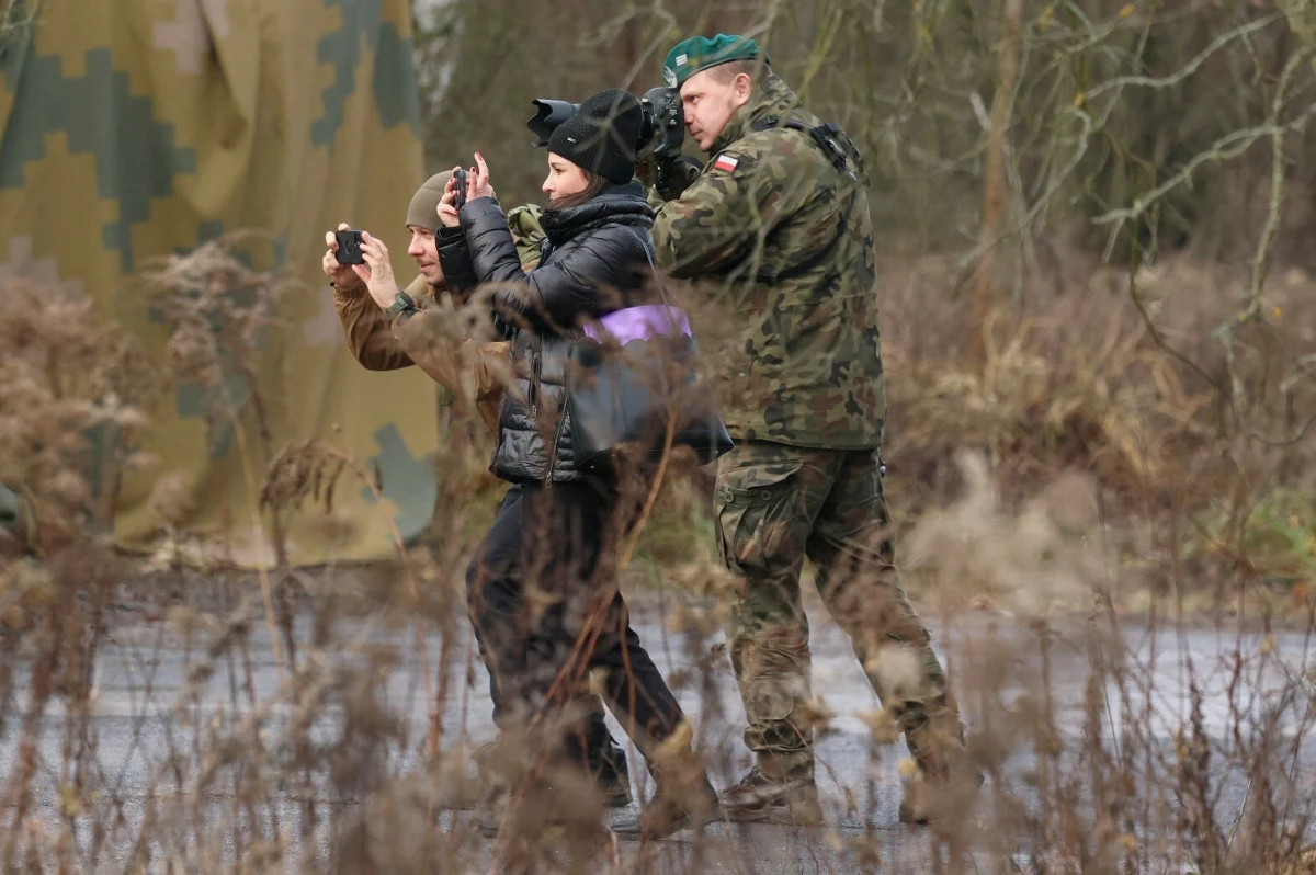 W czwartek weszło w życie nowe rozporządzenie Ministra Obrony Narodowej, które wprowadza istotne ograniczenia w zakresie fotografowania i filmowania obiektów związanych z bezpieczeństwem państwa. "Nie do końca wierzę w sens tego rozporządzenia. Pełni rolę trochę straszaka z jednej strony, z drugiej strony dodaje służbom odpowiedzialnym za bezpieczeństwo dodatkowej pracy" - mówił w rozmowie z Tomaszem Weryńskim na antenie Radia RMF24 Mariusz Marszałkowski z portalu Defence24. Ekspert zwrócił też uwagę, kto od dziś musi być szczególnie ostrożny, aby nie narazić się na grzywnę lub nawet areszt.