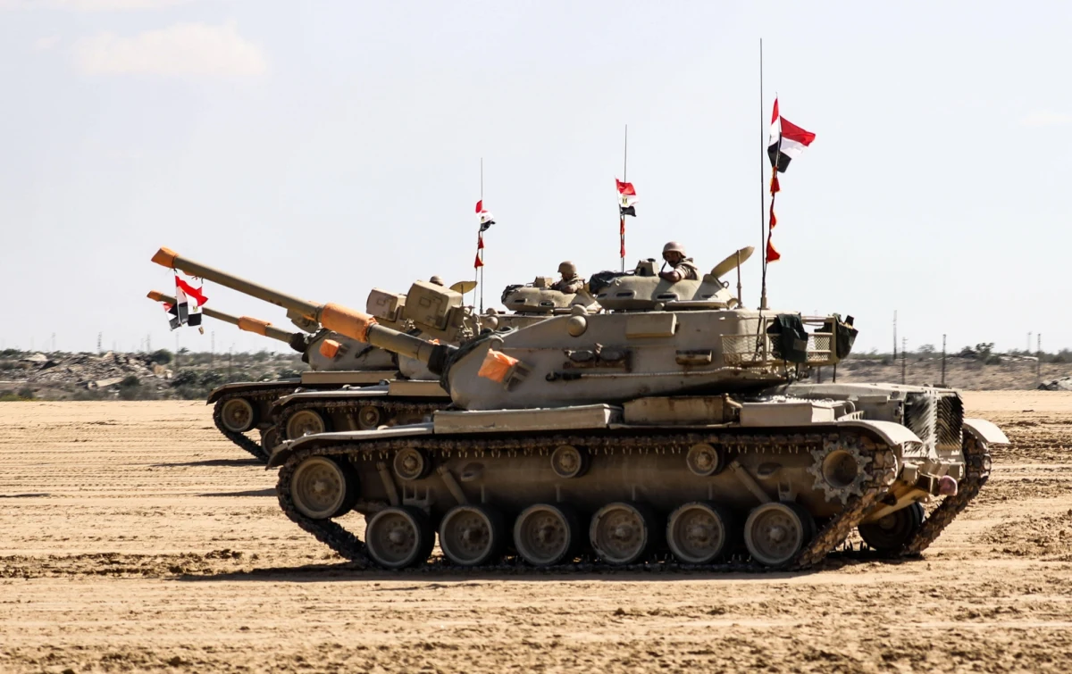 Amerykańskich planistów strategicznych niepokoją ruchy egipskiego wojska. Stany Zjednoczone od wielu lat uważają Egipt za swojego bliskiego sojusznika w Afryce Północnej, ale ostatnio na tych relacjach pojawiła się rysa. Kair postanowił zbliżyć się do Pekinu, ale winnym takiego stanu rzeczy jest Waszyngton.