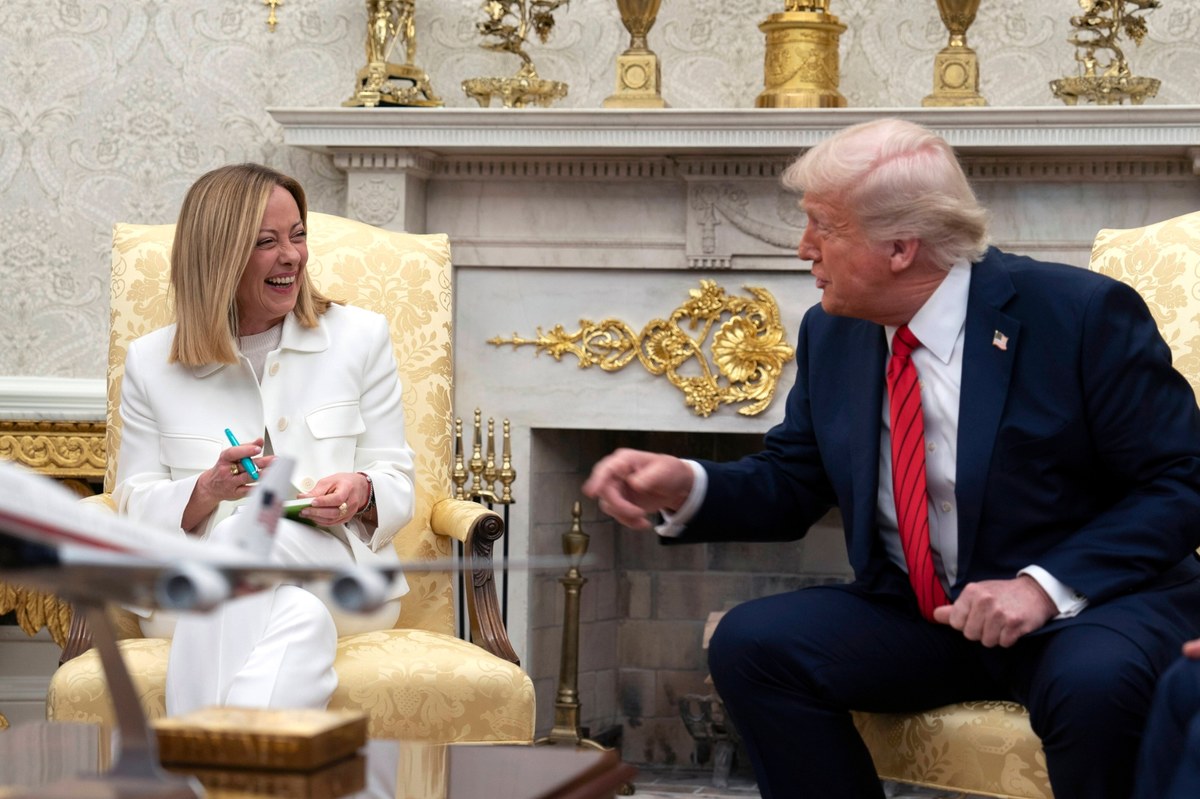 "Cła czynią Amerykę bogatą" - powiedział w czwartek Donald Trump podczas spotkania z Giorgią Meloni. Prezydent USA dodał, że rozmowa z włoską premier nie zmieniła jego zdania na ten temat. "Traciliśmy mnóstwo pieniędzy, biliony dolarów, biliony na handlu, a teraz cała ta fala się odwróciła. Zarabiamy mnóstwo pieniędzy" - podkreślił. W Gabinecie Owalnym w Białym Domu poruszono też temat wojny w Ukrainie. Trump powiedział m.in., że nie jest "wielkim fanem" Zełenskiego. Nie odpuścił też kolejnej okazji, żeby zakpić z Joe Bidena.