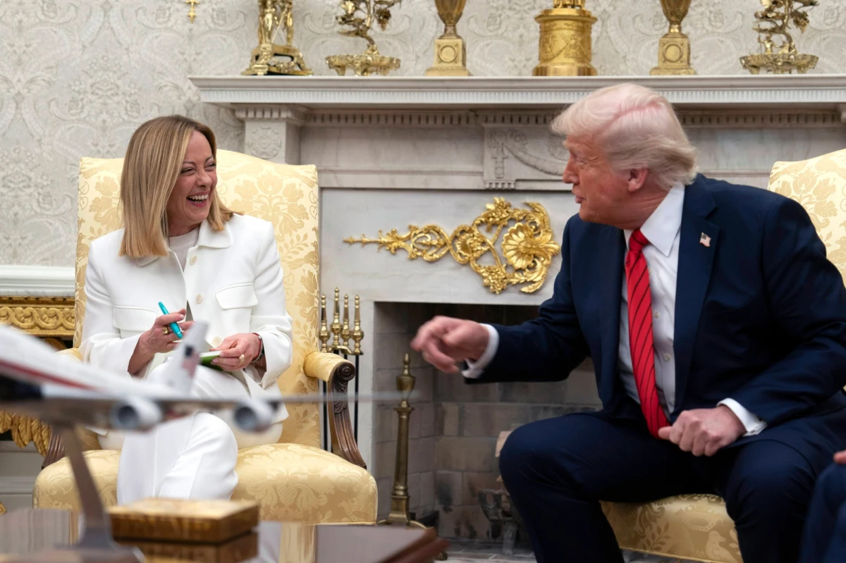 "Cła czynią Amerykę bogatą" - powiedział w czwartek Donald Trump podczas spotkania z Giorgią Meloni. Prezydent USA dodał, że rozmowa z włoską premier nie zmieniła jego zdania na ten temat. "Traciliśmy mnóstwo pieniędzy, biliony dolarów, biliony na handlu, a teraz cała ta fala się odwróciła. Zarabiamy mnóstwo pieniędzy" - podkreślił. W Gabinecie Owalnym w Białym Domu poruszono też temat wojny w Ukrainie. Trump powiedział m.in., że nie jest "wielkim fanem" Zełenskiego. Nie odpuścił też kolejnej okazji, żeby zakpić z Joe Bidena.