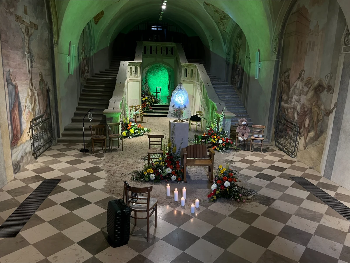 Relacje międzyludzkie są tematem tegorocznego Grobu Pańskiego w krypcie kościoła pijarów w Krakowie. Na aranżację składają się głównie krzesła, każde z nich coś symbolizuje. Ekspozycja od Wielkiego Piątku od około godz. 17.00 będzie dostępna przez tydzień.