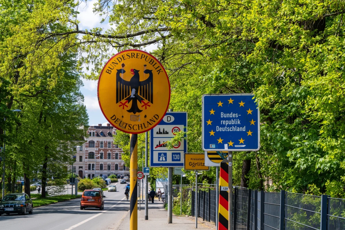W ciągu ostatnich trzech lat Polska odnotowała znaczący wzrost liczby cudzoziemców odsyłanych z Niemiec. Dane straży granicznej wskazują na dwu-, a nawet trzykrotny wzrost w porównaniu z poprzednimi latami, co jest efektem zaostrzonych kontroli na granicy niemiecko-polskiej.