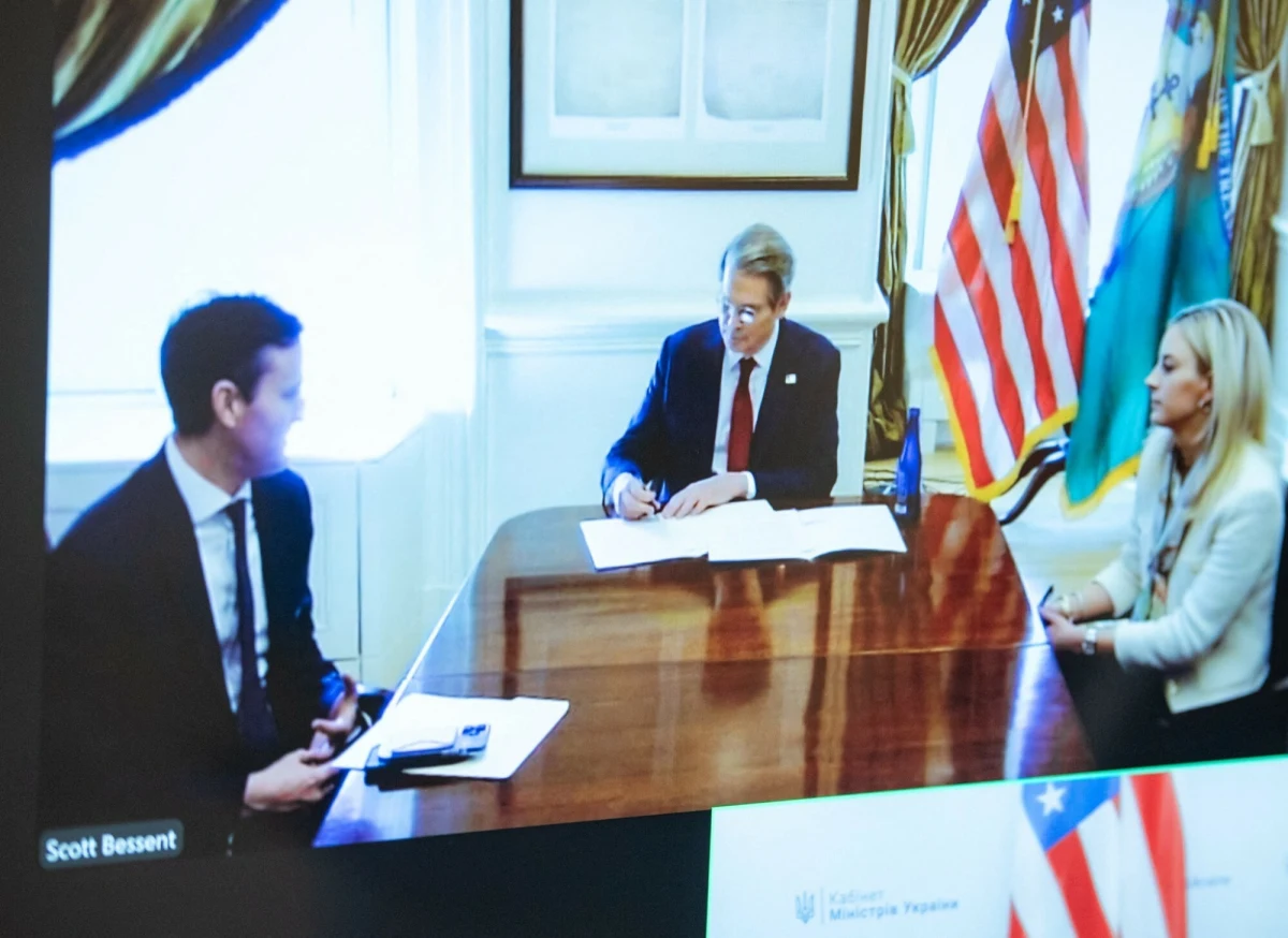 Tak, jak zapowiedział jeszcze w czwartek Wołodymyr Zełenski, USA i Ukraina podpisały online memorandum w sprawie zawarcia umowy o eksploatacji przez Stany Zjednoczone ukraińskich złóż minerałów.