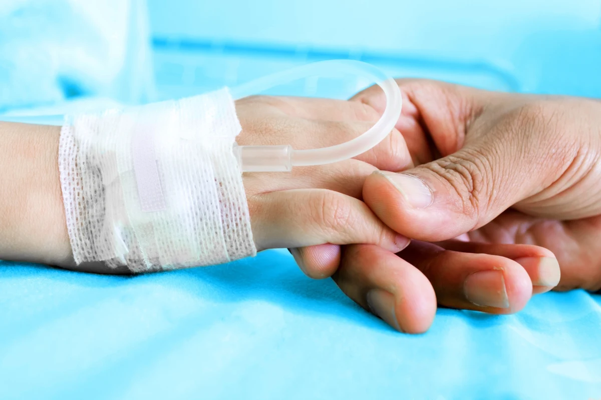 Rzecznik Praw Pacjenta wszczął pierwsze postępowanie w sprawie ograniczania możliwości przebywania rodzica z dzieckiem na szpitalnym OIOM-ie. Trwa analiza siedmiu kolejnych sygnałów - takie informacje uzyskał dziennikarz RMF FM Michał Dobrołowicz. O problemie braku jasnych reguł na oddziałach intensywnej terapii oraz petycji rodziców informowaliśmy w połowie marca. Między innymi po serii materiałów RMF FM Rzecznik zapowiedział kontrole w lecznicach. Są już pierwsze efekty.