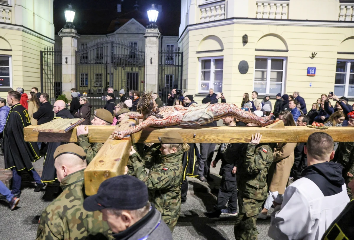 W Wielki Piątek Kościół katolicki nie sprawuje mszy św. W świątyniach celebrowana jest liturgia Męki Pańskiej, trwa adoracja krzyża, któremu oddaje się cześć przez uklęknięcie – jak Chrystusowi Eucharystycznemu. Jakie zwyczaje towarzyszą temu dniu i jak wygląda jego przebieg w Polsce?