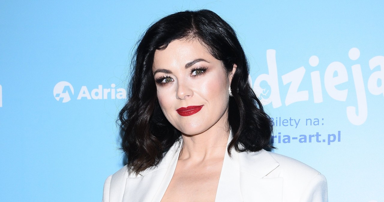 Katarzyna Cichopek w białym looku podczas premiery spektaklu „Nadzieja”