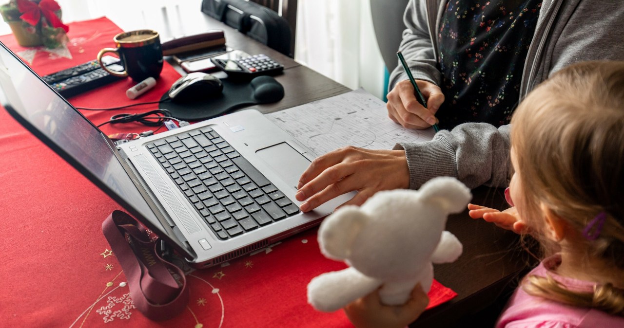 Oszczędności życia za reklamę. Polacy wierzą w obietnice i znane twarze