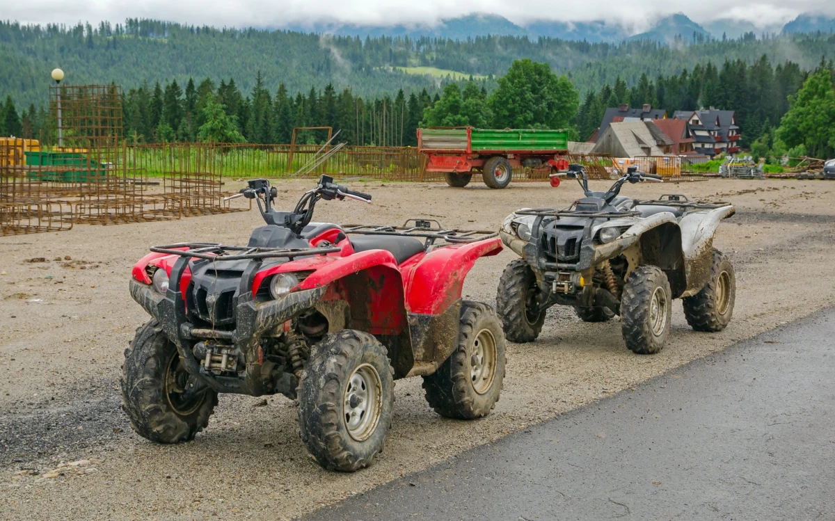 W Zakopanem konflikt między mieszkańcami a właścicielami wypożyczalni quadów przybrał dramatyczny obrót. Po ataku nożem na jednego z mieszkańców sprawa trafiła do prokuratury, a właściciel wypożyczalni usłyszał właśnie kolejny zarzut. To nie tylko incydent kryminalny, ale i kolejny rozdział w narastającym sporze o dewastację prywatnych gruntów i zakłócanie spokoju w podhalańskich miejscowościach.