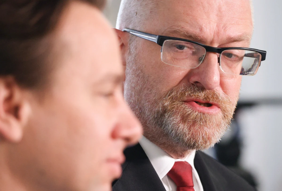 Incydent z udziałem Grzegorza Brauna w szpitalu w Oleśnicy wywołał burzę w polskiej debacie publicznej. Lider Konfederacji Krzysztof Bosak nie kryje, że działania Brauna miały wymiar teatralny i były starannie zaplanowane, by zwrócić uwagę na kontrowersyjny temat aborcji w zaawansowanej ciąży. "W przypadku Grzegorza Brauna mamy do czynienia z reżyserem, który świadomie posługuje się dramaturgią" – podkreśla Bosak w rozmowie z RMF FM, jednocześnie przyznając, że sprawa poruszyła opinię publiczną i otworzyła dyskusję o granicach prawa, etyki i odpowiedzialności w polskich szpitalach.