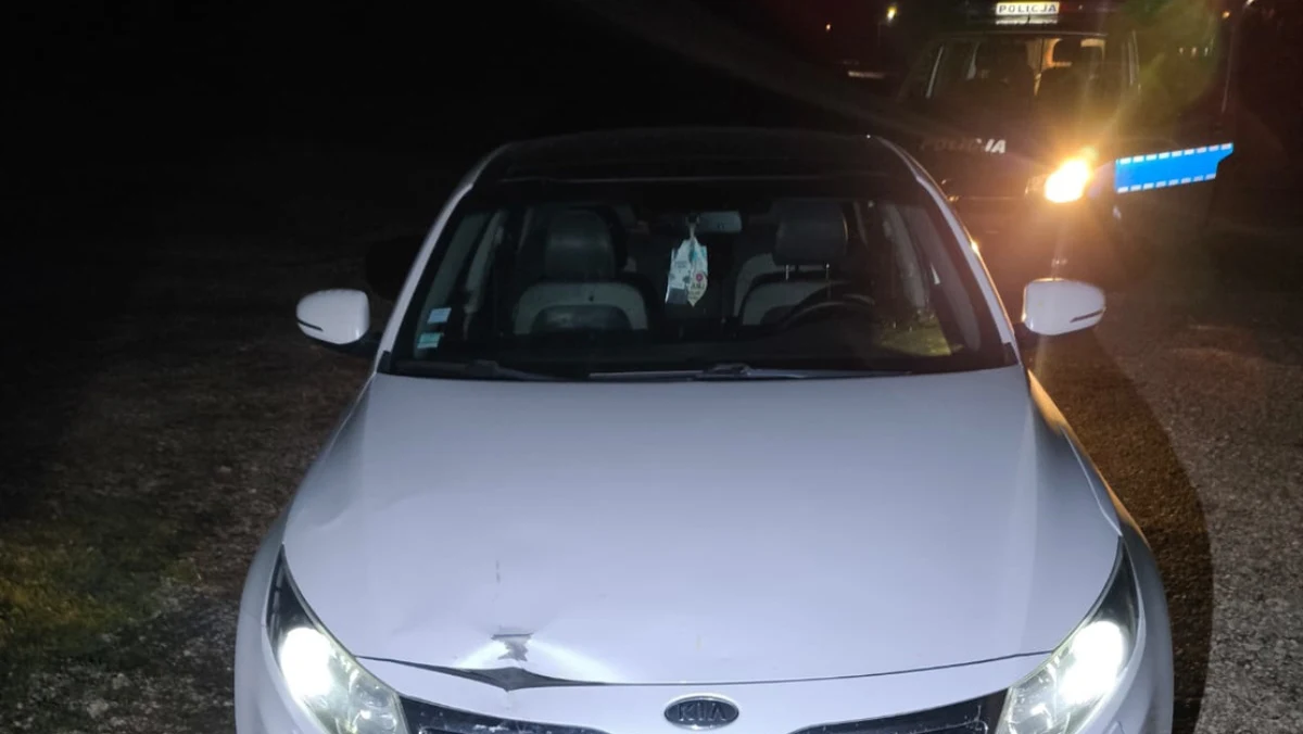 Policjanci z Bytowa zostali wezwani do pijanego kierowcy, który na brzegu jeziora potrącił pieszego. Mężczyzna wyczuł od kierowcy woń alkoholu i wezwał służby. 45-latek podjął desperacką próbę ucieczki - wskoczył do jeziora. Tam czekał na funkcjonariuszy.