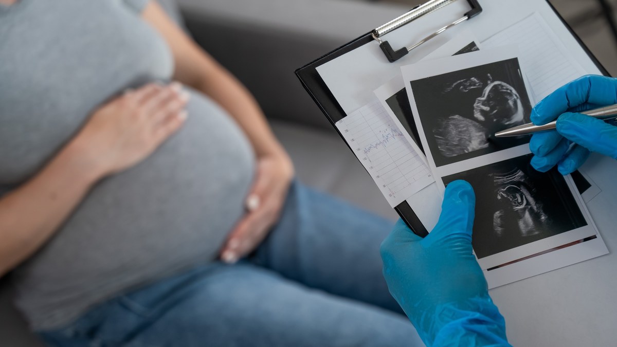 Sprawa aborcji, którą przeprowadzono w dolnośląskiej Oleśnicy, ma swój dalszy ciąg. Rzecznik Praw Obywatelskich zwrócił się do minister zdrowia, a także oleśnickiej prokuratury o informacje odnośnie zabiegu. Lekarz ze szpitala w Łodzi, zajmujący się kobietą, która dokonała aborcji, powiedział, że polskie przepisy wprost zabraniają zabicia takiego dziecka. Przeciwko wydarzeniom, które rozegrały się w oleśnickim szpitalu, protestował w środę europoseł Grzegorz Braun. Polityk próbował dokonać "obywatelskiego zatrzymania" lekarz ginekolog odpowiedzialnej za aborcję.