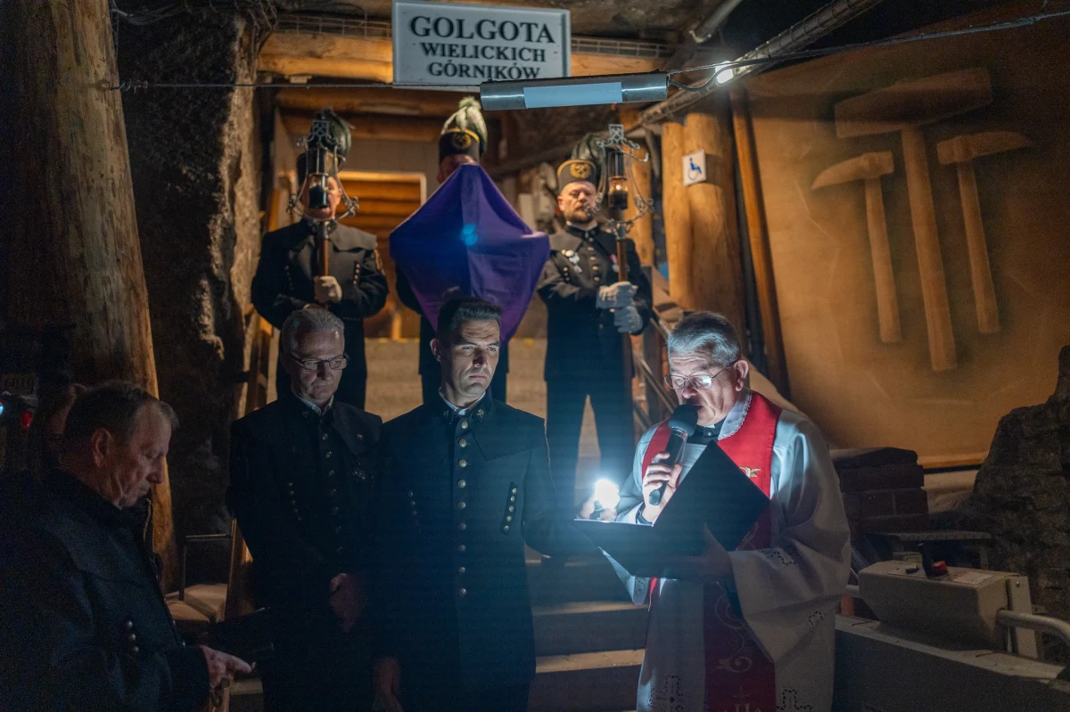 W kopalni soli w Wieliczce odbyła się dziś górnicza droga krzyżowa. Pochylnią Erazma Barącza wędrowało 170 osób.