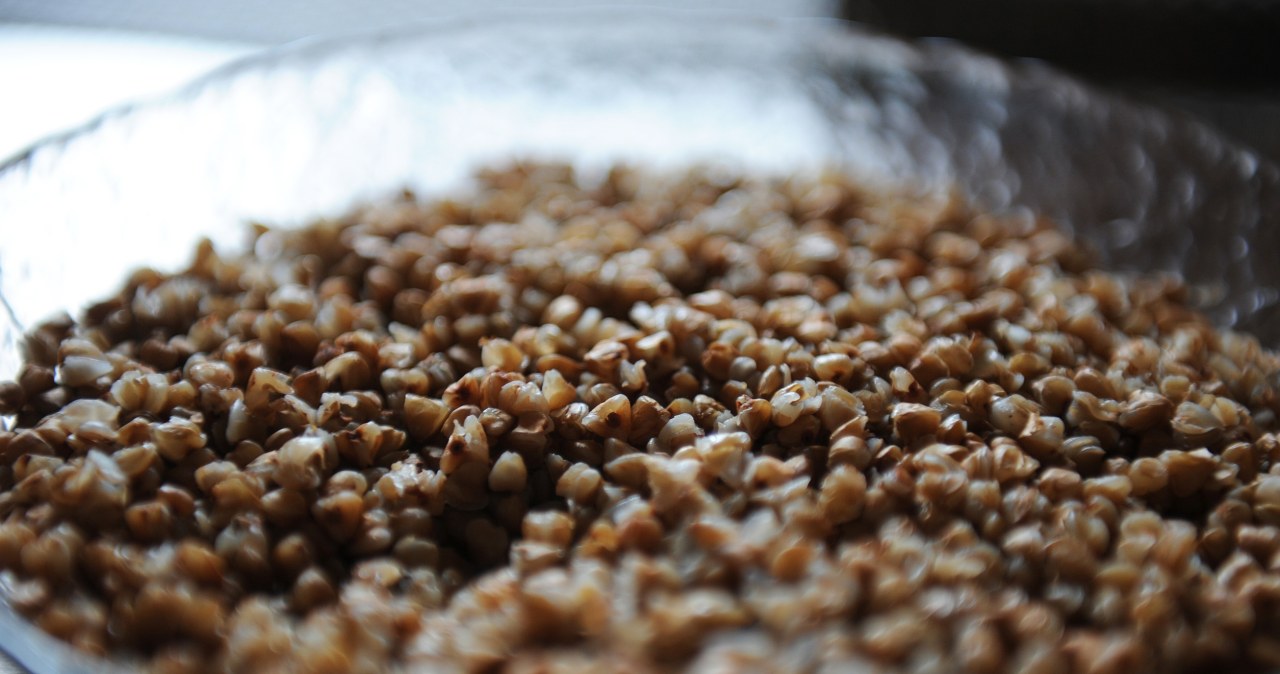 Po posiłku czujesz się ciężko i źle? Włącz do diety, by poprawić trawienie