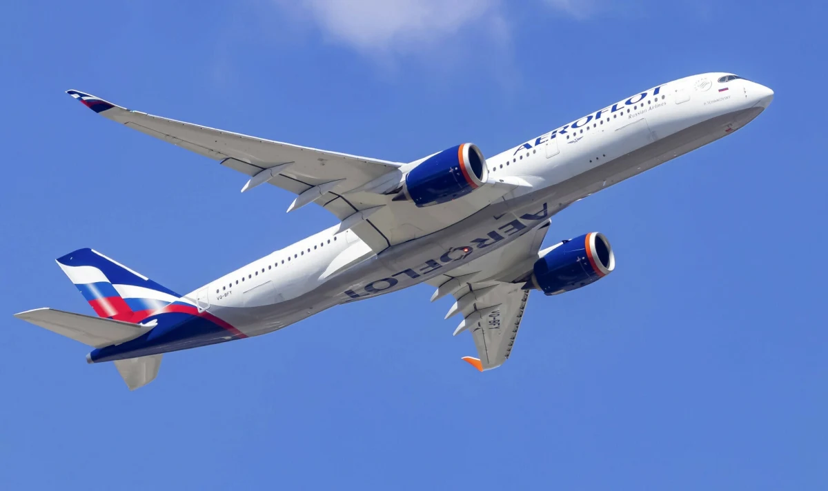 Rosja usiłuje przekonać Stany Zjednoczone do otwarcia swojej przestrzeni powietrznej dla rosyjskich linii lotniczych, jednak napotyka na opór ze strony Unii Europejskiej. Jak podaje Politico, bez współpracy z Europą, rosyjskim przewoźnikom będzie trudno wznowić loty transatlantyckie.