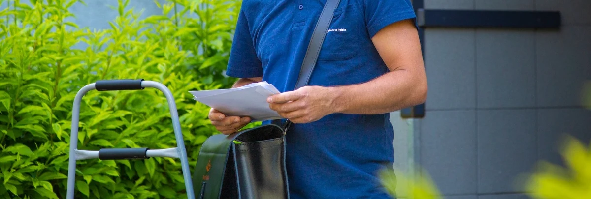 Krakowski listonosz pomógł cierpiącej na demencję emerytce z dzielnicy Azory. Kobieta nie zdawała sobie sprawy, że mieszka z mężem, który od kilku dni nie żyje. 