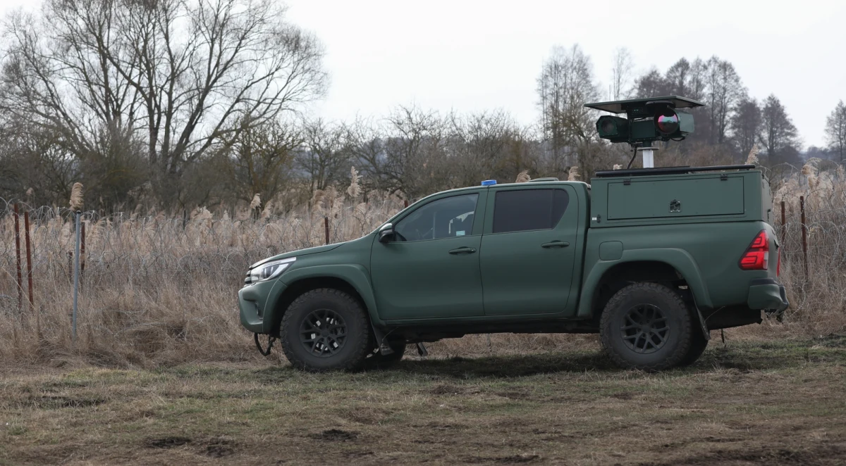 ​Pięciu cudzoziemców, którzy próbowali przedostać się do Niemiec, zatrzymali w okolicach Szczecina funkcjonariusze straży gminnej. Straż graniczna wyjaśnia teraz kim są ci mężczyźni i w jaki sposób znaleźli się w Polsce.