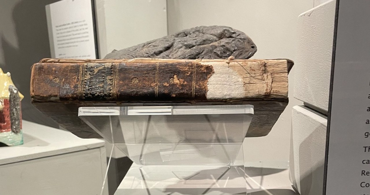 Odkryli książkę oprawioną w ludzką skórę. Stała sobie na półce