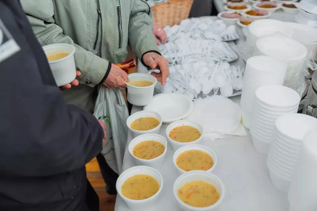 W południe w Wielką Sobotę przy bazylice św. Mikołaja w Gdańsku ruszy tradycyjne śniadanie wielkanoce skierowane dla osób potrzebujących. Świąteczne spotkanie przygotowują: Duszpasterstwo Akademickie "Górka", Dominikanie, Polska Izba Restauratorów i Hotelarzy oraz Szczep Bór Hufca ZHP Gdańsk-Śródmieście.