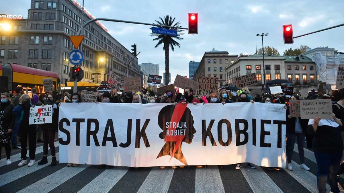 Trzy lata więzienia grożą funkcjonariuszowi Agencji Bezpieczeństwa Wewnętrznego. Pięć lat temu w centrum Warszawy wjechał on samochodem w tłum osób protestujących przeciwko wyrokowi Trybunału Konstytucyjnego w sprawie ustawy o planowaniu rodziny. Jest akt oskarżenia w tej sprawie. 