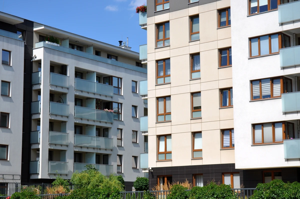 Kielecki program "Mieszkanie za remont" znów przyciągnął tłumy. Do szóstej edycji wpłynęło już ponad 100 zgłoszeń, a do rozdysponowania jest zaledwie 20 lokali. Mimo ograniczonej puli mieszkań, zainteresowanie nie słabnie - i trudno się dziwić. Możliwość zwolnienia z czynszu na nawet 5 lat to tylko jedna z korzyści.